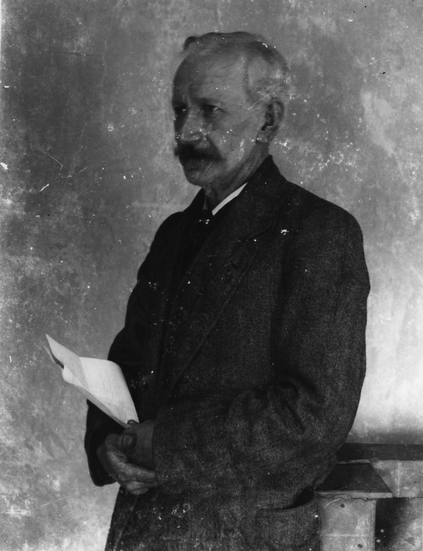 Coll. AMHS. Modern contact print from a probable von Dix & Smedley glass plate. A serious looking man holding a written document.