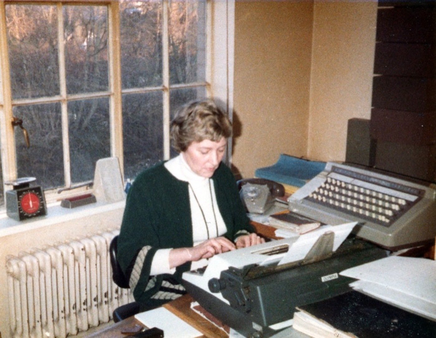 Coll. Enid Mahoney, 6a The Loft, Bruntley Meadows, Alston CA9 3UX T381779
.
Enid Mahoney typing away for the Foundry, ca 1979.