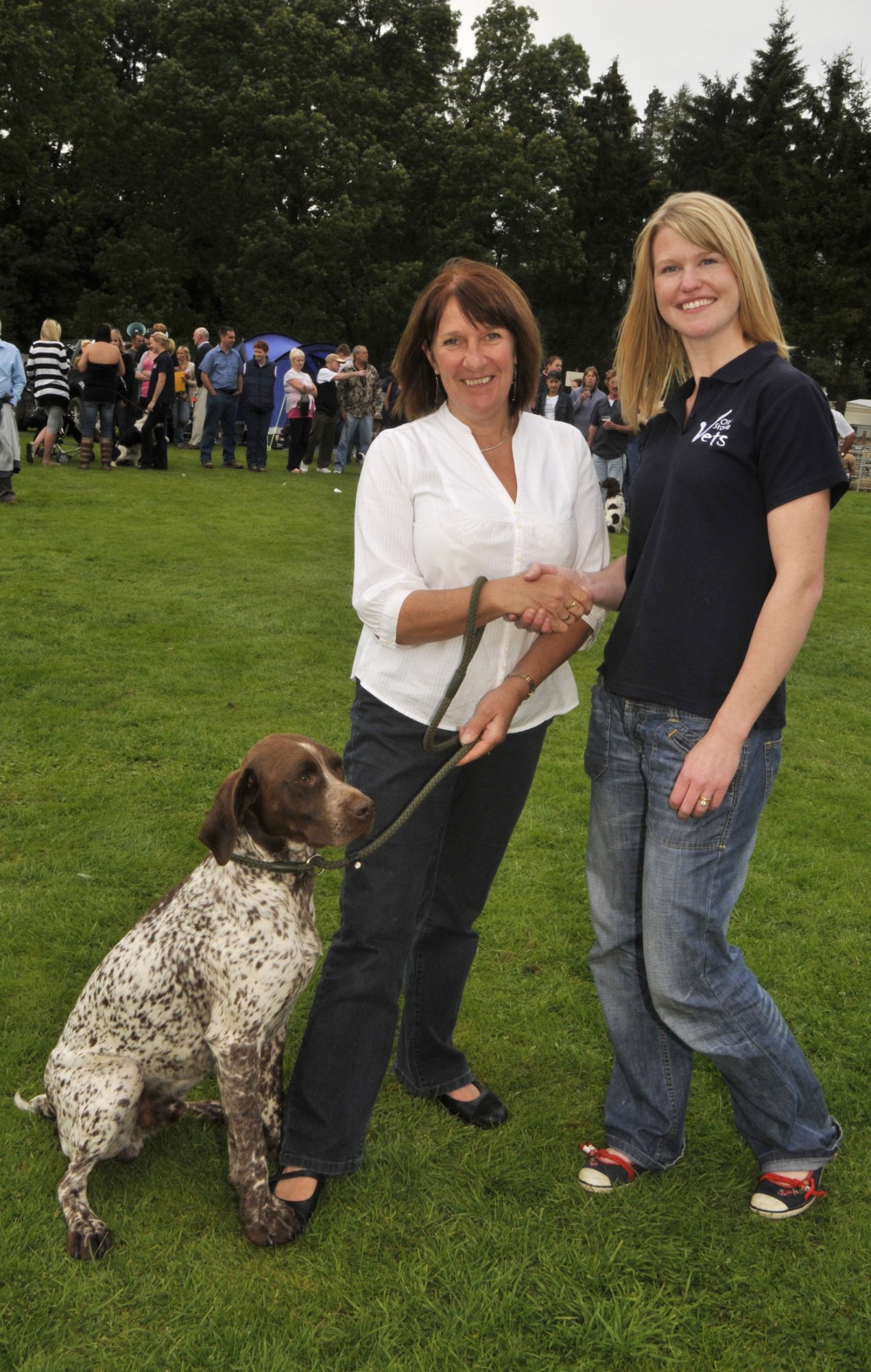 Sheila Hodgson with her winning German Shorthaired Pointer cross Springer Spaniel Dusty. While Old Stone vet Katherine Staines congratulates, Dusty appears to be trying to communicate with Sheila using gundog foot language. We'll never know what the question was!